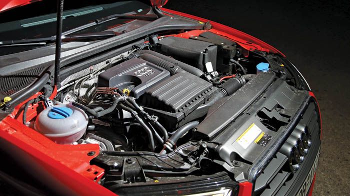 Η σημασία στη λεπτομέρεια: το 
Audi A3 Sportback διαθέτει αμορτισέρ για τη συγκράτηση του καπό. Η A-Class έχει όμως καλύτερες επιδόσεις, τόσο από στά